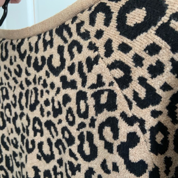 NEW Abercrombie Leopard V-Neck Sweater - Picture 4 of 4